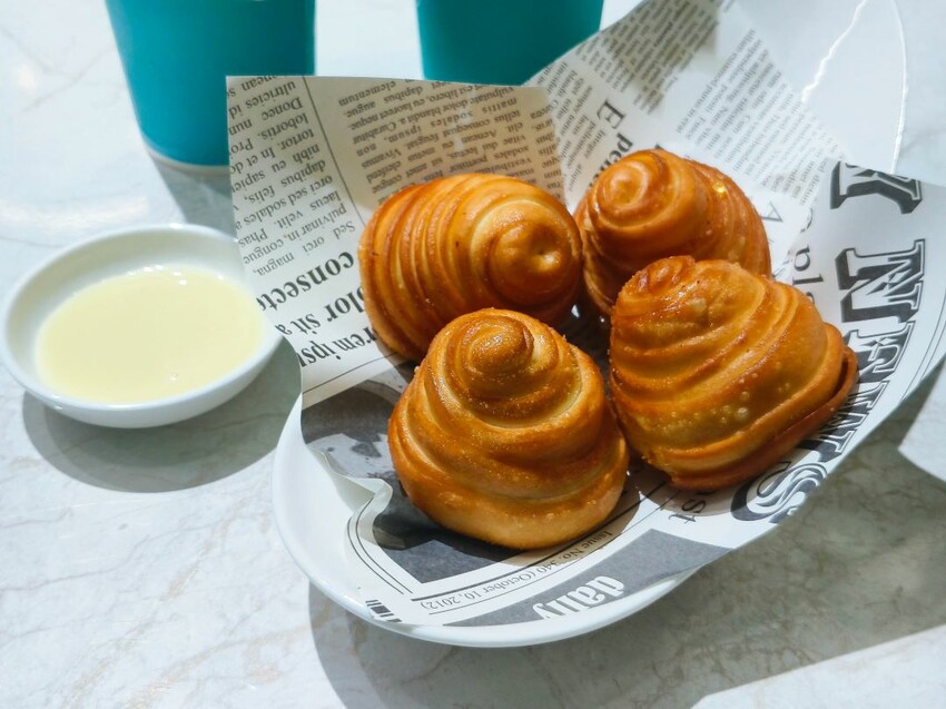 (西門町美食)肉多多、明水然樂兩大新創姊妹品牌-「狂一鍋酸菜魚」到底在紅甚麼? 用精品食尚美學， 餐體驗 風潮正夯，一口酸菜一口魚，酸辣得很自然，後韻回甘，比臉盆還大酸菜魚分量令人驚艷!