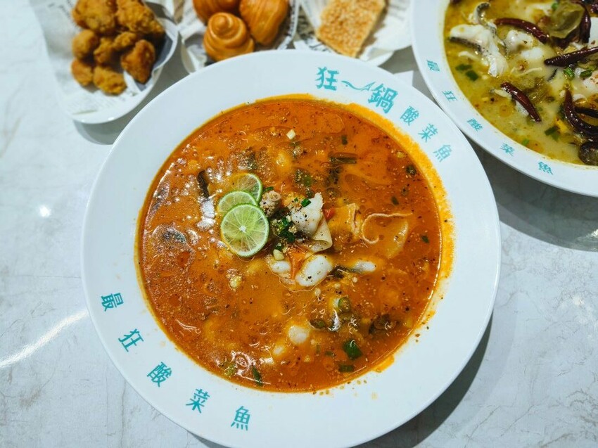 (西門町美食)肉多多、明水然樂兩大新創姊妹品牌-「狂一鍋酸菜魚」到底在紅甚麼? 用精品食尚美學， 餐體驗 風潮正夯，一口酸菜一口魚，酸辣得很自然，後韻回甘，比臉盆還大酸菜魚分量令人驚艷!