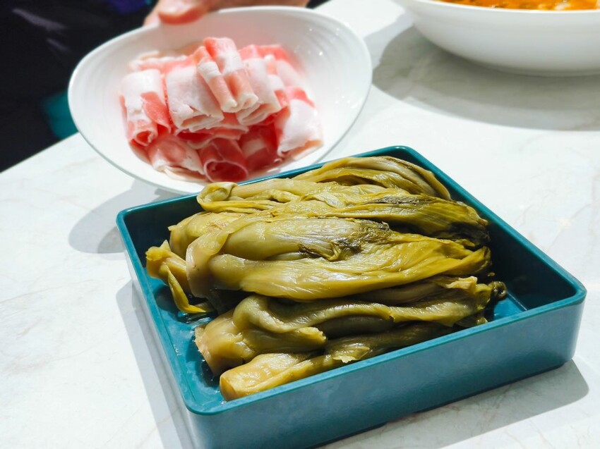 (西門町美食)肉多多、明水然樂兩大新創姊妹品牌-「狂一鍋酸菜魚」到底在紅甚麼? 用精品食尚美學， 餐體驗 風潮正夯，一口酸菜一口魚，酸辣得很自然，後韻回甘，比臉盆還大酸菜魚分量令人驚艷!