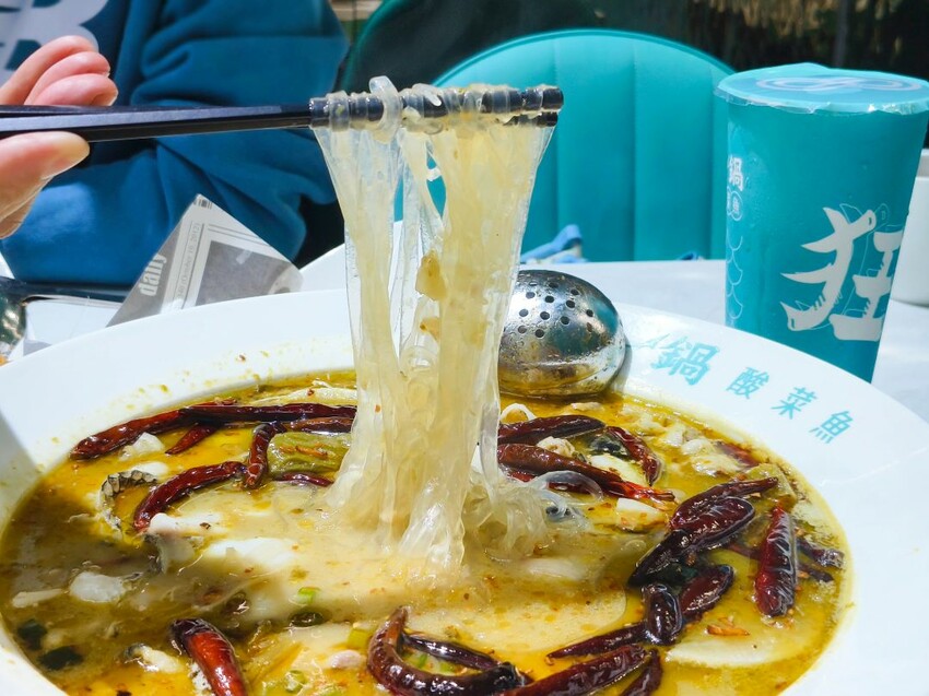 (西門町美食)肉多多、明水然樂兩大新創姊妹品牌-「狂一鍋酸菜魚」到底在紅甚麼? 用精品食尚美學， 餐體驗 風潮正夯，一口酸菜一口魚，酸辣得很自然，後韻回甘，比臉盆還大酸菜魚分量令人驚艷!