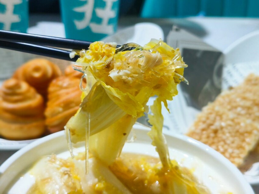 (西門町美食)肉多多、明水然樂兩大新創姊妹品牌-「狂一鍋酸菜魚」到底在紅甚麼? 用精品食尚美學， 餐體驗 風潮正夯，一口酸菜一口魚，酸辣得很自然，後韻回甘，比臉盆還大酸菜魚分量令人驚艷!