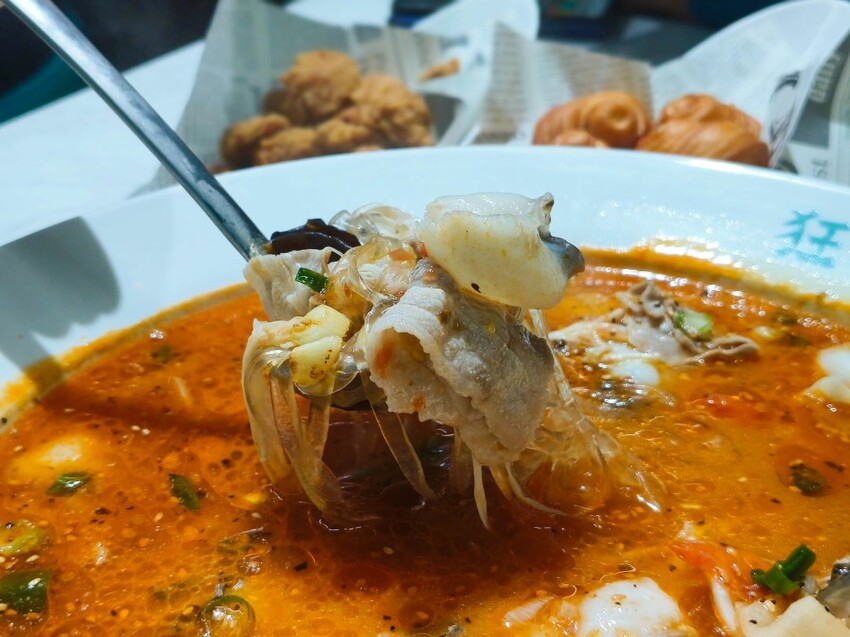 (西門町美食)肉多多、明水然樂兩大新創姊妹品牌-「狂一鍋酸菜魚」到底在紅甚麼? 用精品食尚美學， 餐體驗 風潮正夯，一口酸菜一口魚，酸辣得很自然，後韻回甘，比臉盆還大酸菜魚分量令人驚艷!