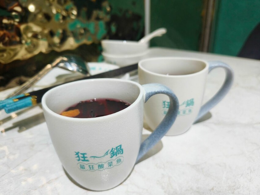 (西門町美食)肉多多、明水然樂兩大新創姊妹品牌-「狂一鍋酸菜魚」到底在紅甚麼? 用精品食尚美學， 餐體驗 風潮正夯，一口酸菜一口魚，酸辣得很自然，後韻回甘，比臉盆還大酸菜魚分量令人驚艷!