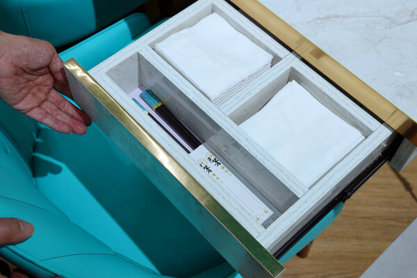 台北市萬華區精品藍時尚空間結合AI玩主廚的美味秘密-狂一鍋酸菜魚，台北爆紅的年輕時尚酸菜魚。酸菜魚很愛玩品狂一鍋美學一生