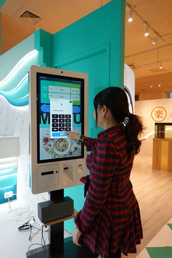 台北市萬華區精品藍時尚空間結合AI玩主廚的美味秘密-狂一鍋酸菜魚，台北爆紅的年輕時尚酸菜魚。酸菜魚很愛玩品狂一鍋美學一生