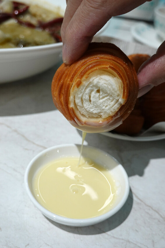 台北市萬華區精品藍時尚空間結合AI玩主廚的美味秘密-狂一鍋酸菜魚，台北爆紅的年輕時尚酸菜魚。酸菜魚很愛玩品狂一鍋美學一生