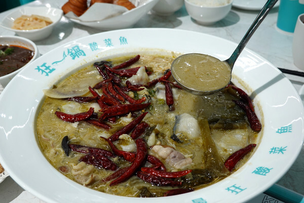 台北市萬華區精品藍時尚空間結合AI玩主廚的美味秘密-狂一鍋酸菜魚，台北爆紅的年輕時尚酸菜魚。酸菜魚很愛玩品狂一鍋美學一生