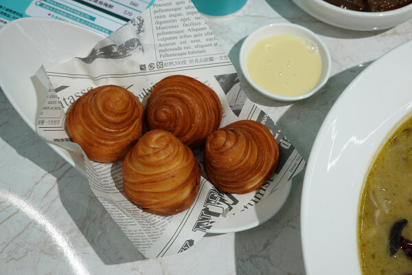 台北市萬華區精品藍時尚空間結合AI玩主廚的美味秘密-狂一鍋酸菜魚，台北爆紅的年輕時尚酸菜魚。酸菜魚很愛玩品狂一鍋美學一生