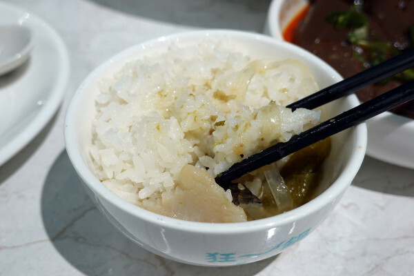 台北市萬華區精品藍時尚空間結合AI玩主廚的美味秘密-狂一鍋酸菜魚，台北爆紅的年輕時尚酸菜魚。酸菜魚很愛玩品狂一鍋美學一生