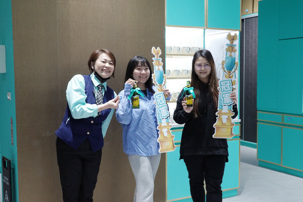 台北市萬華區精品藍時尚空間結合AI玩主廚的美味秘密-狂一鍋酸菜魚，台北爆紅的年輕時尚酸菜魚。酸菜魚很愛玩品狂一鍋美學一生