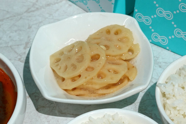 台北市萬華區精品藍時尚空間結合AI玩主廚的美味秘密-狂一鍋酸菜魚，台北爆紅的年輕時尚酸菜魚。酸菜魚很愛玩品狂一鍋美學一生