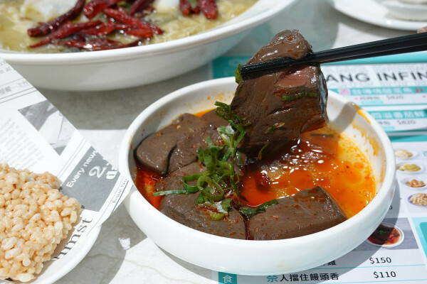 台北市萬華區精品藍時尚空間結合AI玩主廚的美味秘密-狂一鍋酸菜魚，台北爆紅的年輕時尚酸菜魚。酸菜魚很愛玩品狂一鍋美學一生