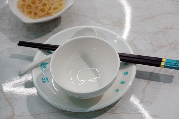 台北市萬華區精品藍時尚空間結合AI玩主廚的美味秘密-狂一鍋酸菜魚，台北爆紅的年輕時尚酸菜魚。酸菜魚很愛玩品狂一鍋美學一生