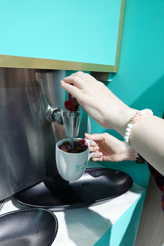 台北市萬華區精品藍時尚空間結合AI玩主廚的美味秘密-狂一鍋酸菜魚，台北爆紅的年輕時尚酸菜魚。酸菜魚很愛玩品狂一鍋美學一生