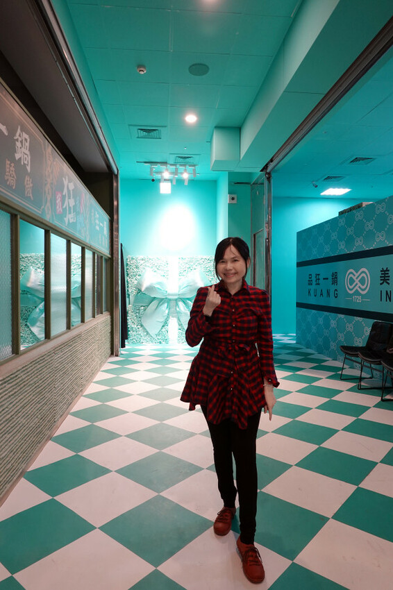 台北市萬華區精品藍時尚空間結合AI玩主廚的美味秘密-狂一鍋酸菜魚，台北爆紅的年輕時尚酸菜魚。酸菜魚很愛玩品狂一鍋美學一生