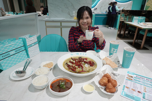 台北市萬華區精品藍時尚空間結合AI玩主廚的美味秘密-狂一鍋酸菜魚，台北爆紅的年輕時尚酸菜魚。酸菜魚很愛玩品狂一鍋美學一生