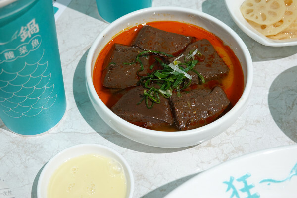 台北市萬華區精品藍時尚空間結合AI玩主廚的美味秘密-狂一鍋酸菜魚，台北爆紅的年輕時尚酸菜魚。酸菜魚很愛玩品狂一鍋美學一生