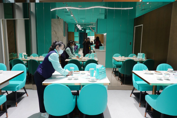 台北市萬華區精品藍時尚空間結合AI玩主廚的美味秘密-狂一鍋酸菜魚，台北爆紅的年輕時尚酸菜魚。酸菜魚很愛玩品狂一鍋美學一生