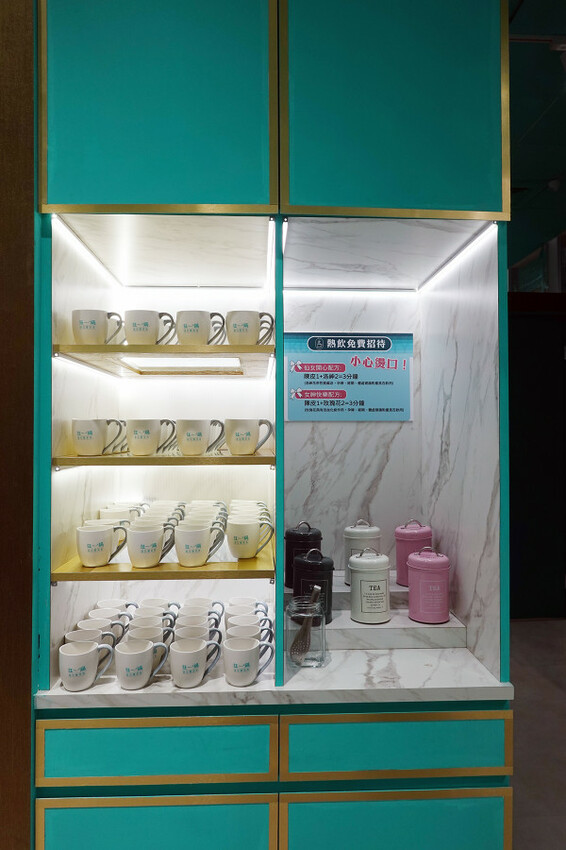 台北市萬華區精品藍時尚空間結合AI玩主廚的美味秘密-狂一鍋酸菜魚，台北爆紅的年輕時尚酸菜魚。酸菜魚很愛玩品狂一鍋美學一生