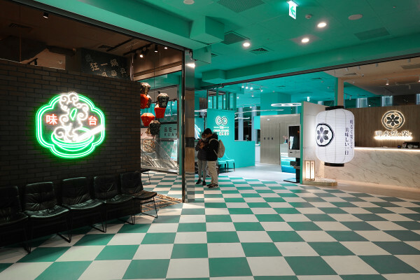 台北市萬華區精品藍時尚空間結合AI玩主廚的美味秘密-狂一鍋酸菜魚，台北爆紅的年輕時尚酸菜魚。酸菜魚很愛玩品狂一鍋美學一生