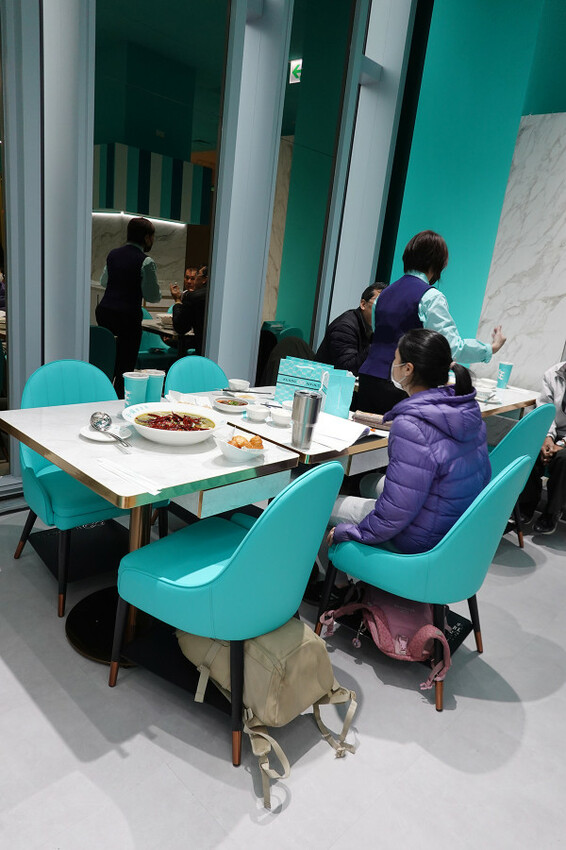 台北市萬華區精品藍時尚空間結合AI玩主廚的美味秘密-狂一鍋酸菜魚，台北爆紅的年輕時尚酸菜魚。酸菜魚很愛玩品狂一鍋美學一生