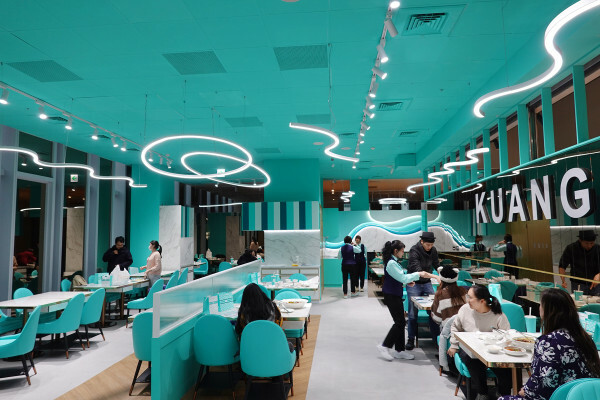 台北市萬華區精品藍時尚空間結合AI玩主廚的美味秘密-狂一鍋酸菜魚，台北爆紅的年輕時尚酸菜魚。酸菜魚很愛玩品狂一鍋美學一生