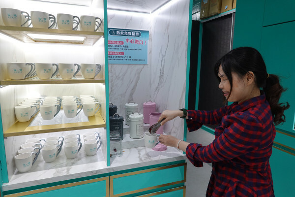 台北市萬華區精品藍時尚空間結合AI玩主廚的美味秘密-狂一鍋酸菜魚，台北爆紅的年輕時尚酸菜魚。酸菜魚很愛玩品狂一鍋美學一生