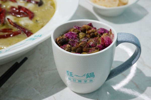 台北市萬華區精品藍時尚空間結合AI玩主廚的美味秘密-狂一鍋酸菜魚，台北爆紅的年輕時尚酸菜魚。酸菜魚很愛玩品狂一鍋美學一生