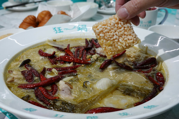 台北市萬華區精品藍時尚空間結合AI玩主廚的美味秘密-狂一鍋酸菜魚，台北爆紅的年輕時尚酸菜魚。酸菜魚很愛玩品狂一鍋美學一生