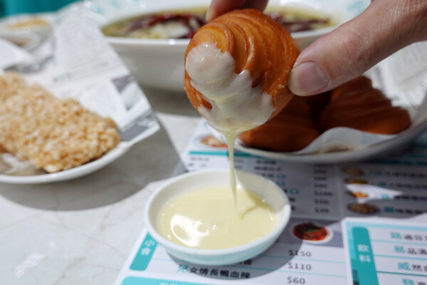 台北市萬華區精品藍時尚空間結合AI玩主廚的美味秘密-狂一鍋酸菜魚，台北爆紅的年輕時尚酸菜魚。酸菜魚很愛玩品狂一鍋美學一生