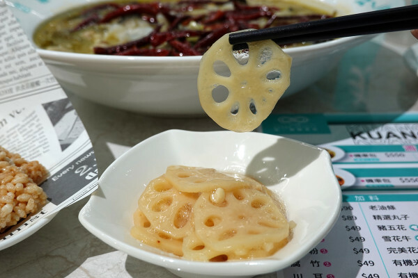 台北市萬華區精品藍時尚空間結合AI玩主廚的美味秘密-狂一鍋酸菜魚，台北爆紅的年輕時尚酸菜魚。酸菜魚很愛玩品狂一鍋美學一生