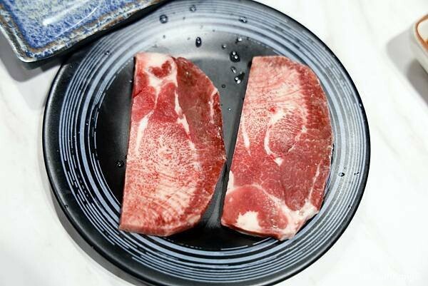 【食￭板橋】炎上燒肉/和牛生蠔樣樣鮮美/搭配8款獨家特製沾醬