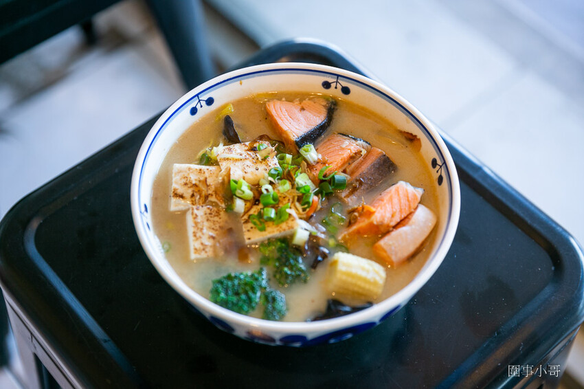 中壢太子鎮美食-饗福便當,沒有看板的小小便當店,但竟然能吃到餐廳等級的精緻菜餚!!!還有各式真空冷凍包裝的各種菜色可以選購。 @圍事小哥的幸福相框 中壢太子鎮美食-饗福便當,沒有看板的小小便當店,但竟然能吃到餐廳等級的精緻菜餚!!!還有各式真空冷凍包裝的各種菜色可以選購。 @圍事小哥的幸福相框