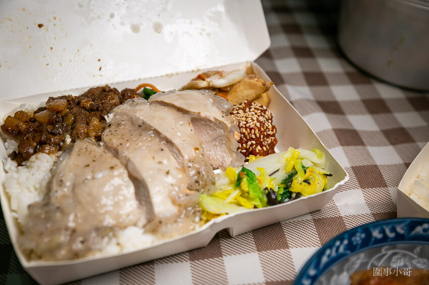 中壢太子鎮美食-饗福便當,沒有看板的小小便當店,但竟然能吃到餐廳等級的精緻菜餚!!!還有各式真空冷凍包裝的各種菜色可以選購。 @圍事小哥的幸福相框 中壢太子鎮美食-饗福便當,沒有看板的小小便當店,但竟然能吃到餐廳等級的精緻菜餚!!!還有各式真空冷凍包裝的各種菜色可以選購。 @圍事小哥的幸福相框