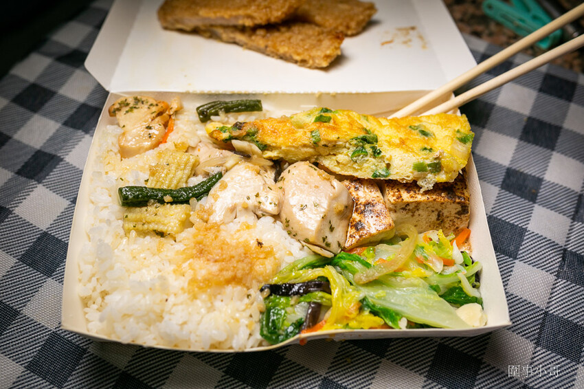 中壢太子鎮美食-饗福便當,沒有看板的小小便當店,但竟然能吃到餐廳等級的精緻菜餚!!!還有各式真空冷凍包裝的各種菜色可以選購。 @圍事小哥的幸福相框 中壢太子鎮美食-饗福便當,沒有看板的小小便當店,但竟然能吃到餐廳等級的精緻菜餚!!!還有各式真空冷凍包裝的各種菜色可以選購。 @圍事小哥的幸福相框