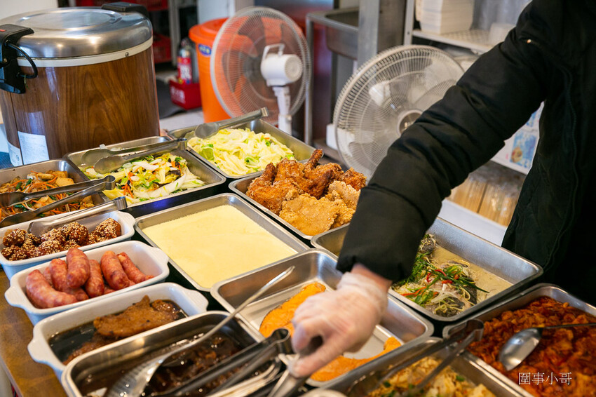 中壢太子鎮美食-饗福便當,沒有看板的小小便當店,但竟然能吃到餐廳等級的精緻菜餚!!!還有各式真空冷凍包裝的各種菜色可以選購。 @圍事小哥的幸福相框 中壢太子鎮美食-饗福便當,沒有看板的小小便當店,但竟然能吃到餐廳等級的精緻菜餚!!!還有各式真空冷凍包裝的各種菜色可以選購。 @圍事小哥的幸福相框