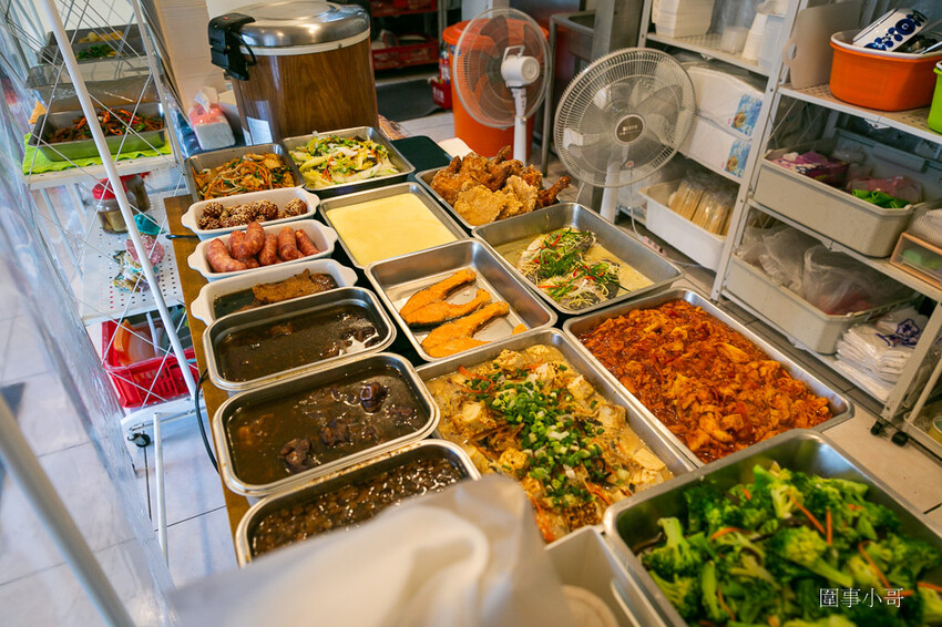 中壢太子鎮美食-饗福便當,沒有看板的小小便當店,但竟然能吃到餐廳等級的精緻菜餚!!!還有各式真空冷凍包裝的各種菜色可以選購。 @圍事小哥的幸福相框 中壢太子鎮美食-饗福便當,沒有看板的小小便當店,但竟然能吃到餐廳等級的精緻菜餚!!!還有各式真空冷凍包裝的各種菜色可以選購。 @圍事小哥的幸福相框