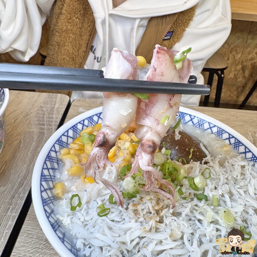 新竹縣竹北市新竹縣竹北父山白俠粥品專賣店。超浮誇超佛心！ 最低只要85元的粥品就可享炸海鮮自助吧吃到飽！ 假日加碼炸雞肉串吃到爽！ 外帶粥品再給你紙袋炸海鮮裝好裝滿！ (菜單營業時間地址電話) - 跟