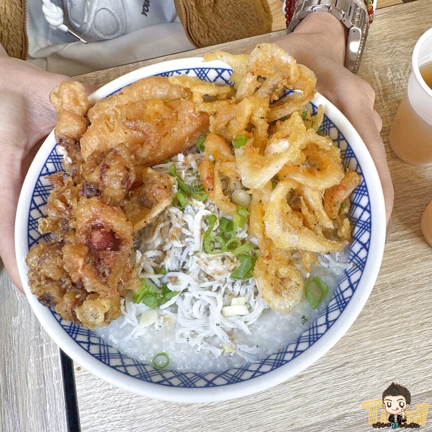 新竹縣竹北市新竹縣竹北父山白俠粥品專賣店。超浮誇超佛心！ 最低只要85元的粥品就可享炸海鮮自助吧吃到飽！ 假日加碼炸雞肉串吃到爽！ 外帶粥品再給你紙袋炸海鮮裝好裝滿！ (菜單營業時間地址電話) - 跟