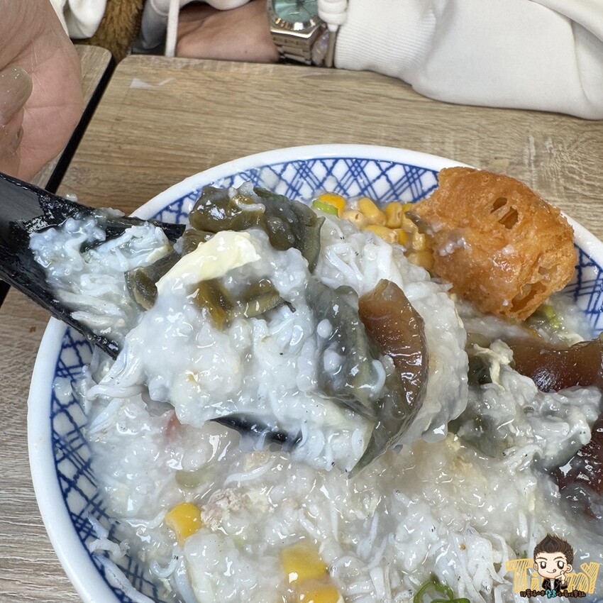 新竹縣竹北市新竹縣竹北父山白俠粥品專賣店。超浮誇超佛心！ 最低只要85元的粥品就可享炸海鮮自助吧吃到飽！ 假日加碼炸雞肉串吃到爽！ 外帶粥品再給你紙袋炸海鮮裝好裝滿！ (菜單營業時間地址電話) - 跟