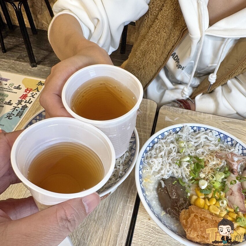 新竹縣竹北市新竹縣竹北父山白俠粥品專賣店。超浮誇超佛心！ 最低只要85元的粥品就可享炸海鮮自助吧吃到飽！ 假日加碼炸雞肉串吃到爽！ 外帶粥品再給你紙袋炸海鮮裝好裝滿！ (菜單營業時間地址電話) - 跟