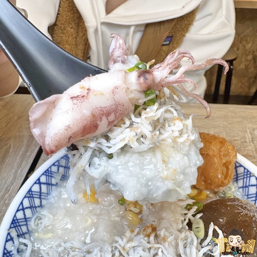 新竹縣竹北市新竹縣竹北父山白俠粥品專賣店。超浮誇超佛心！ 最低只要85元的粥品就可享炸海鮮自助吧吃到飽！ 假日加碼炸雞肉串吃到爽！ 外帶粥品再給你紙袋炸海鮮裝好裝滿！ (菜單營業時間地址電話) - 跟