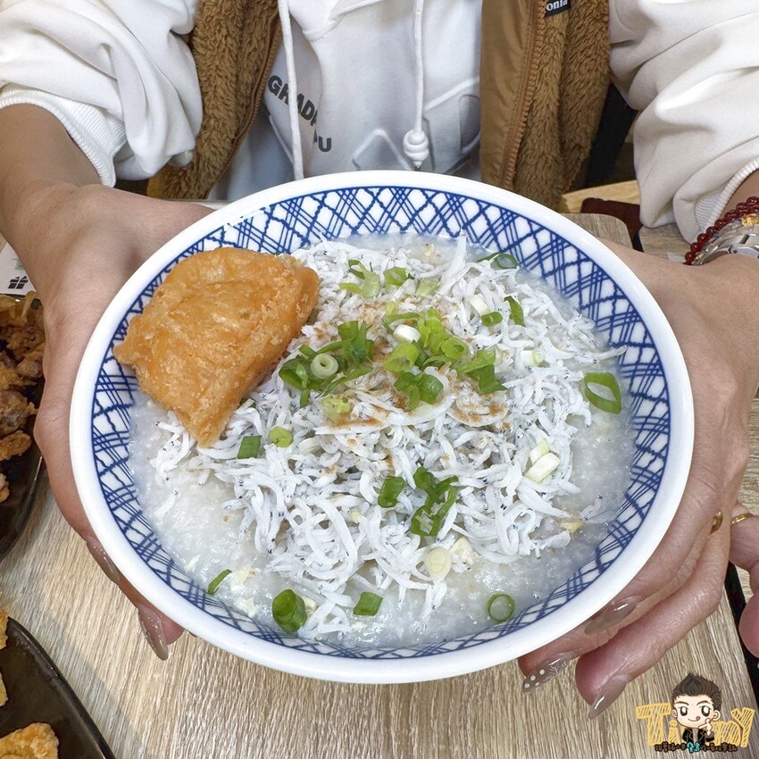 新竹縣竹北市新竹縣竹北父山白俠粥品專賣店。超浮誇超佛心！ 最低只要85元的粥品就可享炸海鮮自助吧吃到飽！ 假日加碼炸雞肉串吃到爽！ 外帶粥品再給你紙袋炸海鮮裝好裝滿！ (菜單營業時間地址電話) - 跟