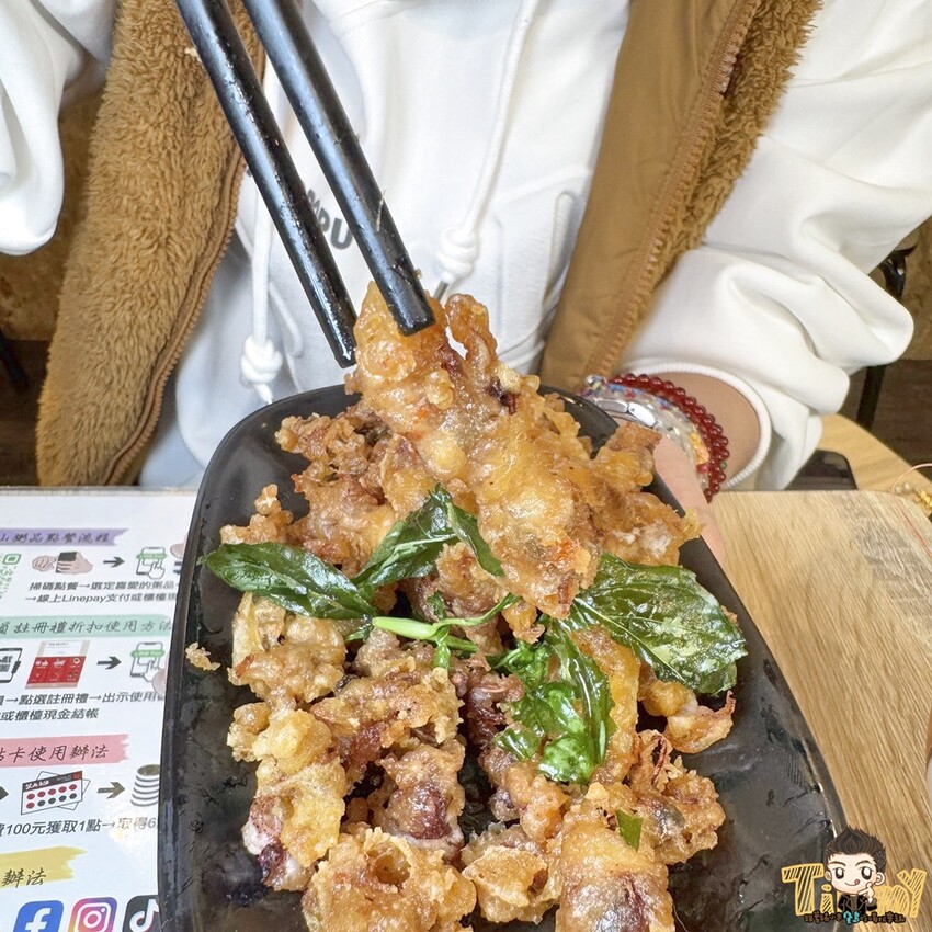 新竹縣竹北市新竹縣竹北父山白俠粥品專賣店。超浮誇超佛心！ 最低只要85元的粥品就可享炸海鮮自助吧吃到飽！ 假日加碼炸雞肉串吃到爽！ 外帶粥品再給你紙袋炸海鮮裝好裝滿！ (菜單營業時間地址電話) - 跟