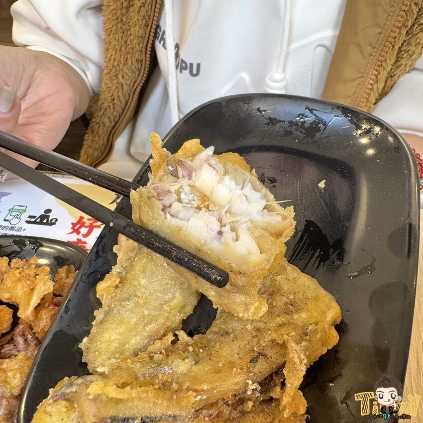 新竹縣竹北市新竹縣竹北父山白俠粥品專賣店。超浮誇超佛心！ 最低只要85元的粥品就可享炸海鮮自助吧吃到飽！ 假日加碼炸雞肉串吃到爽！ 外帶粥品再給你紙袋炸海鮮裝好裝滿！ (菜單營業時間地址電話) - 跟