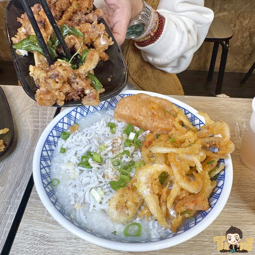 新竹縣竹北市新竹縣竹北父山白俠粥品專賣店。超浮誇超佛心！ 最低只要85元的粥品就可享炸海鮮自助吧吃到飽！ 假日加碼炸雞肉串吃到爽！ 外帶粥品再給你紙袋炸海鮮裝好裝滿！ (菜單營業時間地址電話) - 跟