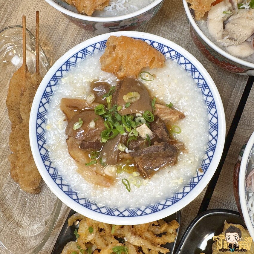 新竹縣竹北市新竹縣竹北父山白俠粥品專賣店。超浮誇超佛心！ 最低只要85元的粥品就可享炸海鮮自助吧吃到飽！ 假日加碼炸雞肉串吃到爽！ 外帶粥品再給你紙袋炸海鮮裝好裝滿！ (菜單營業時間地址電話) - 跟