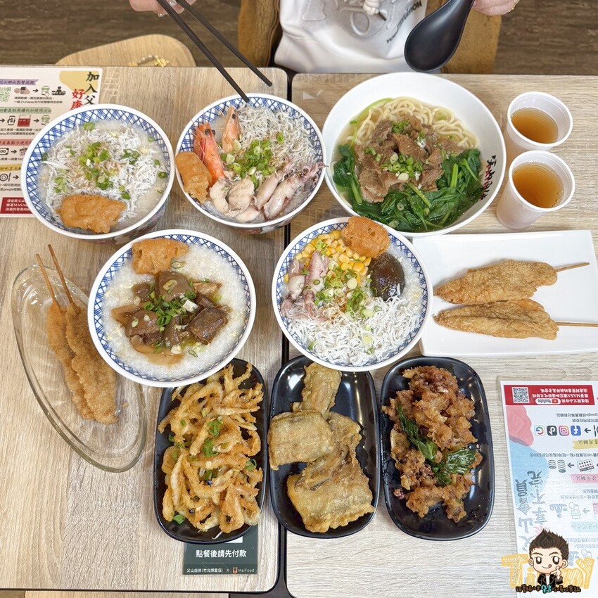 新竹縣竹北市新竹縣竹北父山白俠粥品專賣店。超浮誇超佛心！ 最低只要85元的粥品就可享炸海鮮自助吧吃到飽！ 假日加碼炸雞肉串吃到爽！ 外帶粥品再給你紙袋炸海鮮裝好裝滿！ (菜單營業時間地址電話) - 跟