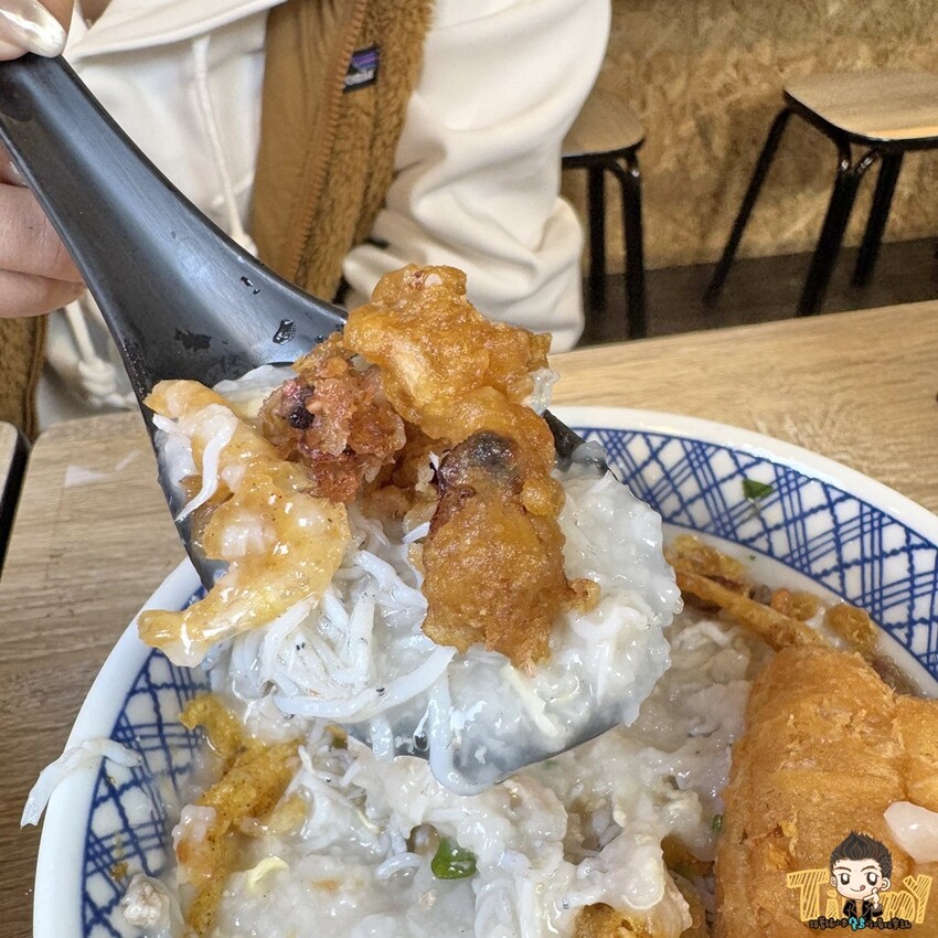 新竹縣竹北市新竹縣竹北父山白俠粥品專賣店。超浮誇超佛心！ 最低只要85元的粥品就可享炸海鮮自助吧吃到飽！ 假日加碼炸雞肉串吃到爽！ 外帶粥品再給你紙袋炸海鮮裝好裝滿！ (菜單營業時間地址電話) - 跟