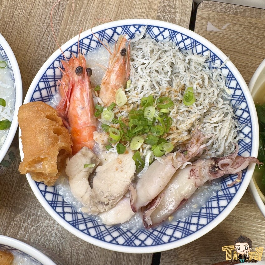 新竹縣竹北市新竹縣竹北父山白俠粥品專賣店。超浮誇超佛心！ 最低只要85元的粥品就可享炸海鮮自助吧吃到飽！ 假日加碼炸雞肉串吃到爽！ 外帶粥品再給你紙袋炸海鮮裝好裝滿！ (菜單營業時間地址電話) - 跟